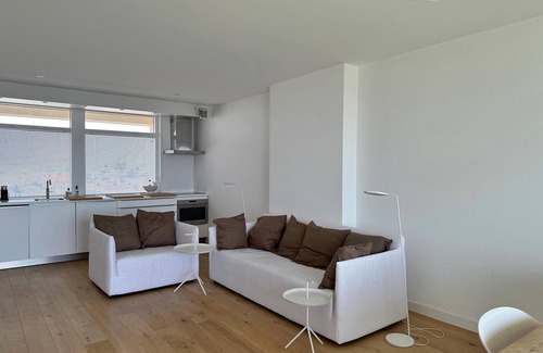 Egmond aan Zee Apartment | Vacationing and sleeping right by the sea? This is possible if you opt for the completely redesigned Penthouse Zonnehoff with frontal sea view. The apartment is modern and stylishly furnished. Light, space and comfort dom