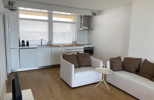 Egmond aan Zee Apartment | Vacationing and sleeping right by the sea? This is possible if you opt for the completely redesigned Penthouse Zonnehoff with frontal sea view. The apartment is modern and stylishly furnished. Light, space and comfort dom