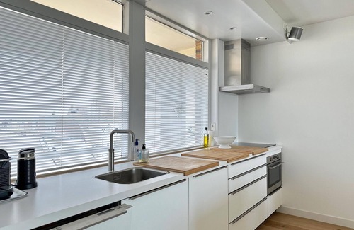 Egmond aan Zee Apartment | Vacationing and sleeping right by the sea? This is possible if you opt for the completely redesigned Penthouse Zonnehoff with frontal sea view. The apartment is modern and stylishly furnished. Light, space and comfort dom
