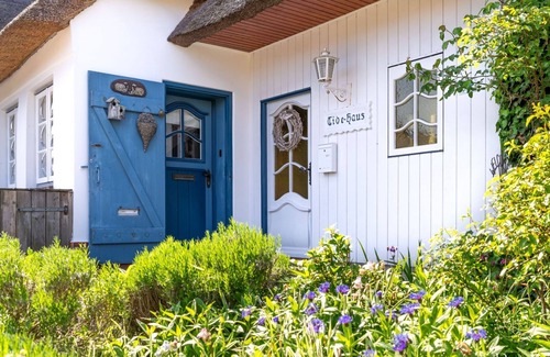 Oevenum Apartment | "Vacations in the Tide House: relaxation and adventure on the North Sea!"