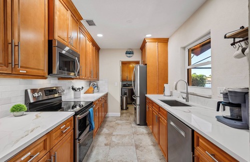 Tropic Palms House | VacationSunwind:Delray Bch home! SW Pool, Fish, Dock, Water front, Close to Bch