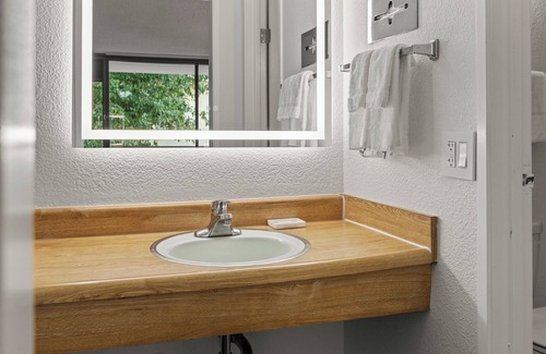 Downtown Sacramento Hotel | Vagabond Inn Executive Old Town