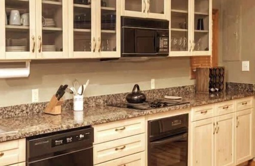 Highland Meadows House | Vail Home with Private Creek & Backyard
