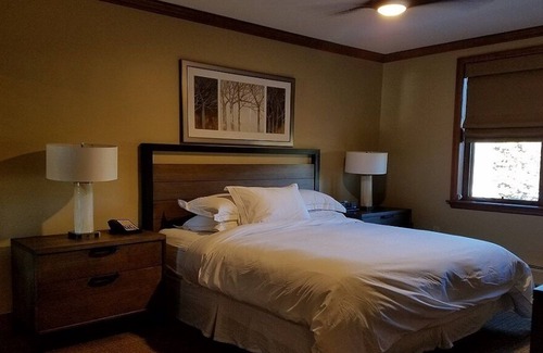 Four O'Clock Ski Chalet | Valdoro Mountain Lodge is a great place to visit. Shops, restaurants and skiing!