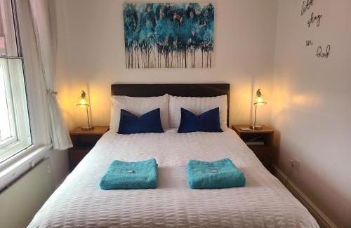 Prestatyn Apartment | VALE VIEW APARTMENT, Prestatyn, North Wales - a stylish, dog-friendly holiday let just a 5 min walk to beach & town!