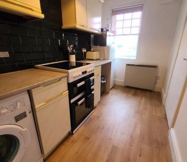 Prestatyn Apartment | VALE VIEW APARTMENT, Prestatyn, North Wales - a stylish, dog-friendly holiday let just a 5 min walk to beach & town!