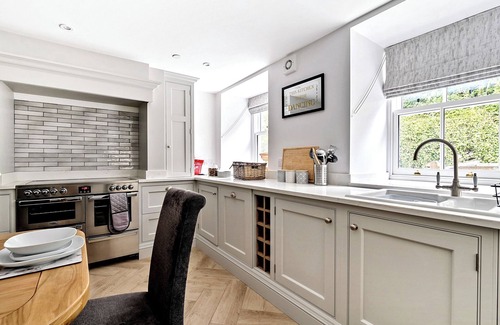 Harlech Cottage | VALERIAN LODGE, pet friendly, character holiday cottage in Harlech