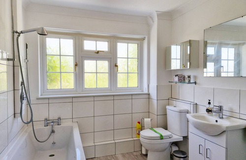 Emsworth House | Valetta Park - a family house that sleeps 6 guests in 3 bedrooms