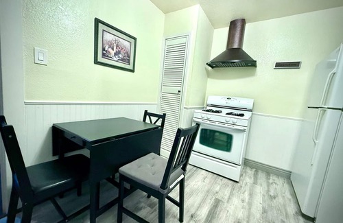 Vallejo House | Vallejo 1BR Adorable Cottage by the Napa River