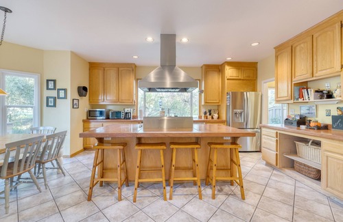Kenwood House | Valley of the Moon by AvantStay | Tranquil Escape, Large Yard, Hot Tub, Fire Pit