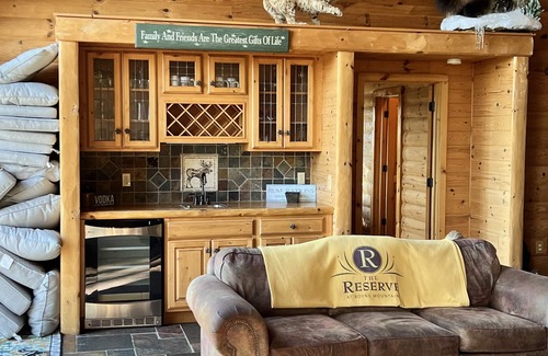Boyne Falls Cabin | Valleyview Lodge at Boyne Mountain-Sleeps 20!