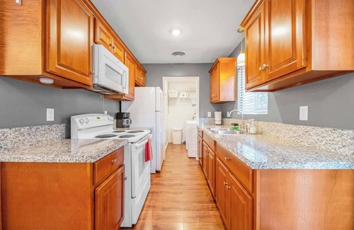 Visalia Apartment | Value for Long Stays, Walk to Med Center, Downtown