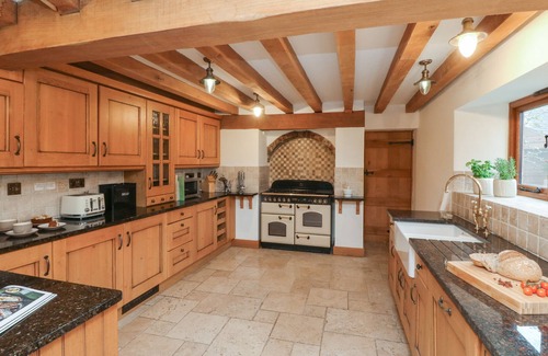 Barnstaple House | VARLEY LODGE, family friendly, with hot tub in Barnstaple