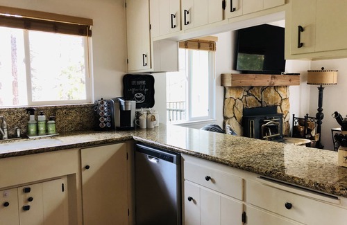 Groveland House | Vaulted Ceiling Cabin, Expansive Deck & Private Hot Tub near Yosemite