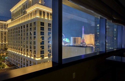 Las Vegas Strip Apartment | Vdara Deluxe Suite with Gorgeous Bellagio & Sphere Views!