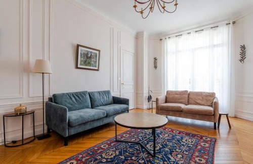 Faubourg Saint-Germain Apartment | Veeve - Avenue to the Eiffel Tower