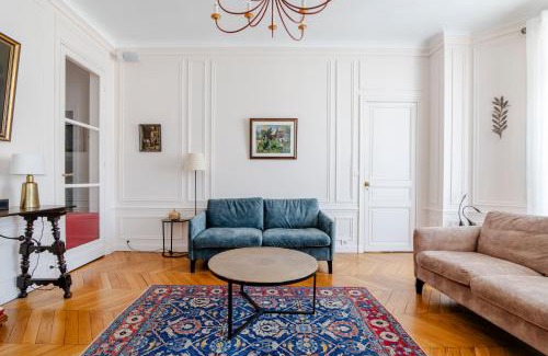Faubourg Saint-Germain Apartment | Veeve - Avenue to the Eiffel Tower