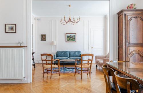 Faubourg Saint-Germain Apartment | Veeve - Avenue to the Eiffel Tower