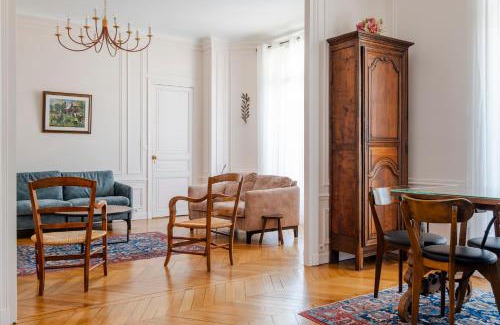 Faubourg Saint-Germain Apartment | Veeve - Avenue to the Eiffel Tower
