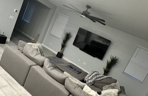 Enterprise House | VEGAS Brand New Upgraded 4-Bed Home, Near Strip
