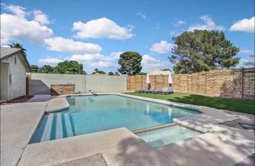 Paradise House | Vegas Home 4BR Pool & Outdoor Lounge near Strip