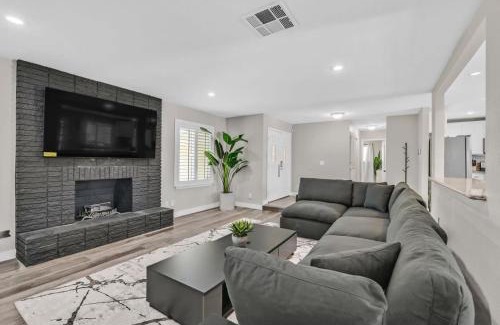 Paradise House | Vegas Home 4BR Pool & Outdoor Lounge near Strip