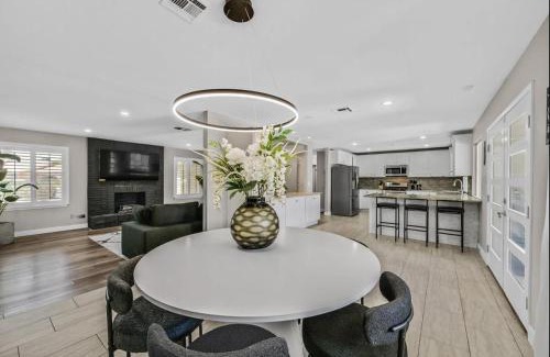 Paradise House | Vegas Home 4BR Pool & Outdoor Lounge near Strip