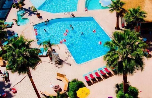 Las Vegas Hotel | Vegas Vacation! Strip View, Onsite Restaurant and Bar, Onsite Entertainment!