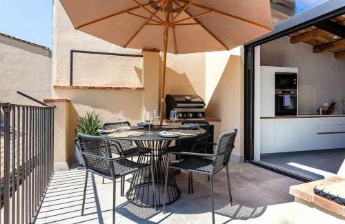 Old Town Apartment | Velo Vern 3- Luxury penthouse w views of city wall