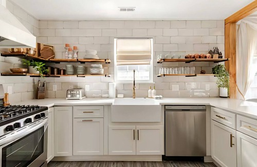 Charlotte House | Venetian: Barrell Sauna, Hot Tub, Cold Plunge, Red Light Therapy & more