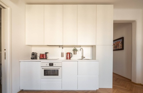 Santa Croce Apartment | Venetian Palace Red Apartment R&R