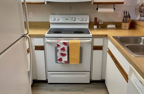 Venice Condo | VENICE BEACH & AMENITY RICH! 2 pools, tennis & pickle ball, on the Legacy Trail!