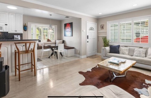 Venice House | Venice Beach Bungalow Steps From the Canals & 5 Minute Walk to Venice Beach