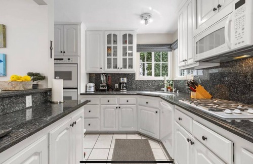 Venice House | Venice Beach Bungalow Steps From the Canals & 5 Minute Walk to Venice Beach