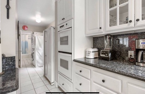 Venice House | Venice Beach Bungalow Steps From the Canals & 5 Minute Walk to Venice Beach