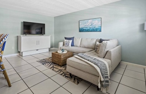 Venice Condo | Venice Island Condo - Private Beach Access and Olympic Sized Pool