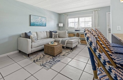 Venice Condo | Venice Island Condo - Private Beach Access and Olympic Sized Pool