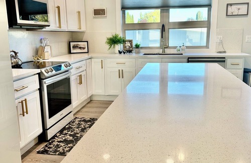 Kimberly House | Very new cozy modern Trout 3-bedrm plus office house in Kimberly & 2 car garage