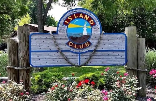 Put-in-Bay House | Very Popular 3 Bedroom 2 Bath Home in Island Club-Sleeps 10 by the Pool- IC27