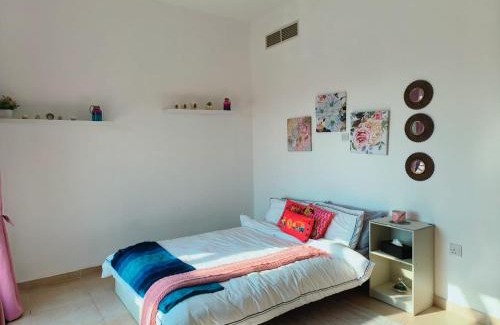 Al Hamra Village Villa | Vibe Home