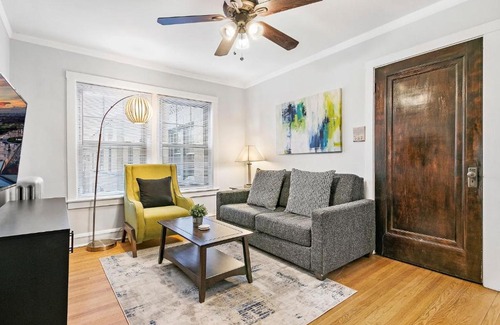 Lakeview Apartment | Vibrant 1BR Apartment in Roscoe Village - Marshfield N3