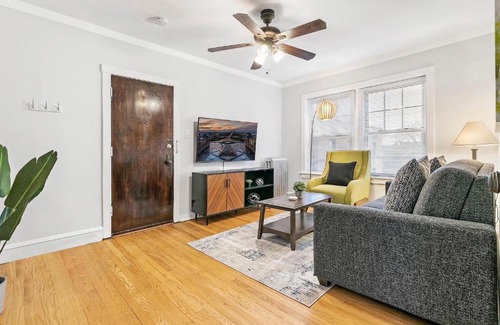 Lakeview Apartment | Vibrant 1BR Apartment in Roscoe Village - Marshfield N3