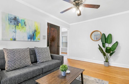 Lakeview Apartment | Vibrant 1BR Apartment in Roscoe Village - Marshfield N3