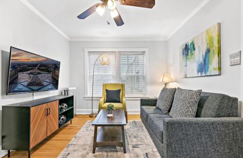 Lakeview Apartment | Vibrant 1BR Apartment in Roscoe Village - Marshfield N3