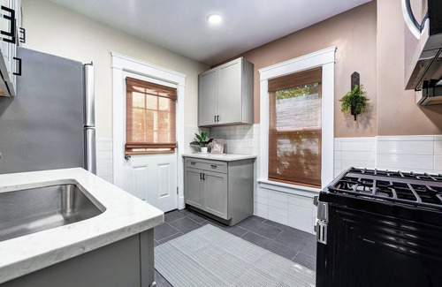 Cleveland Apartment | Vibrant 2BR Larchmere Classic Apt ~ Near Cleveland Clinic & Case Western