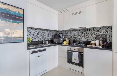 Sheikh Zayed Road Apartment | Vibrant 2BR w/Stunning City View in Business Bay