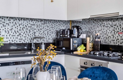 Sheikh Zayed Road Apartment | Vibrant 2BR w/Stunning City View in Business Bay