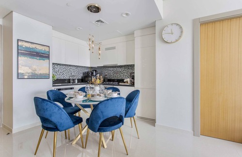 Sheikh Zayed Road Apartment | Vibrant 2BR w/Stunning City View in Business Bay