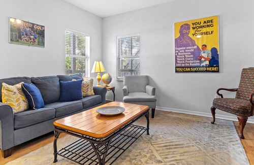 University Heights Apartment | Vibrant apartment within 5 mins to UF & Stadium!
