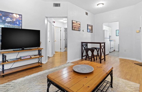 University Heights Apartment | Vibrant apartment within 5 mins to UF & Stadium!